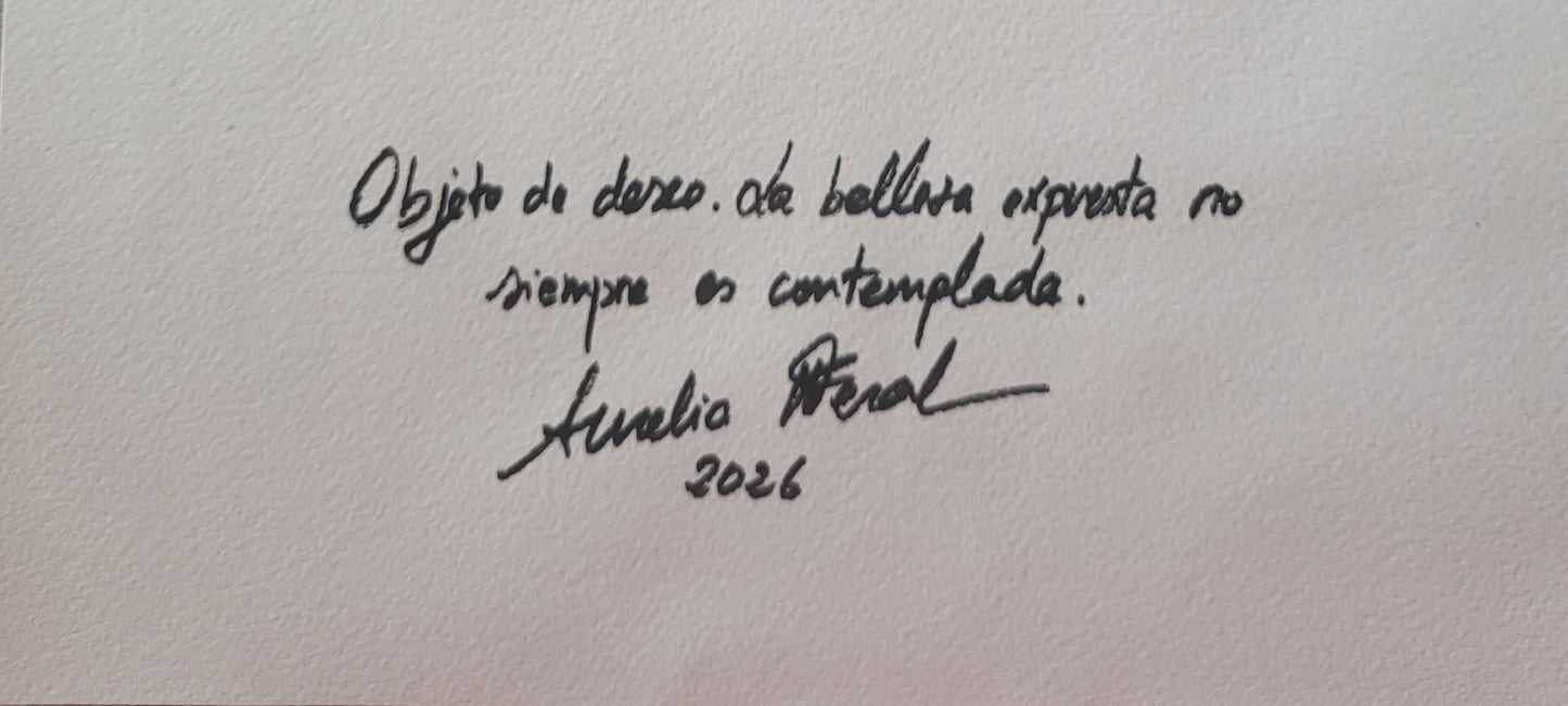 Objeto de deseo. La belleza expuesta no siempre es contemplada. Original.