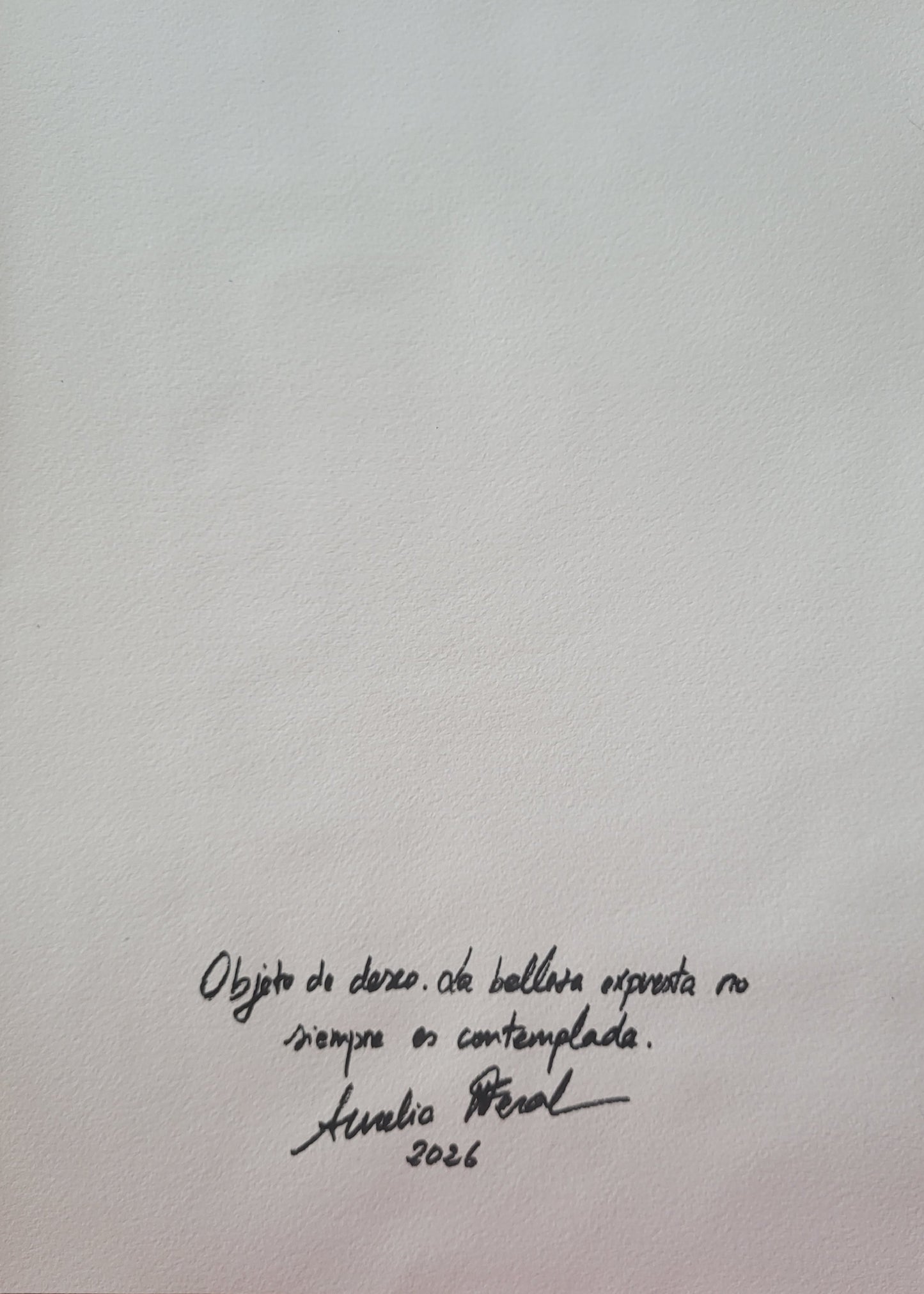 Objeto de deseo. La belleza expuesta no siempre es contemplada. Original.
