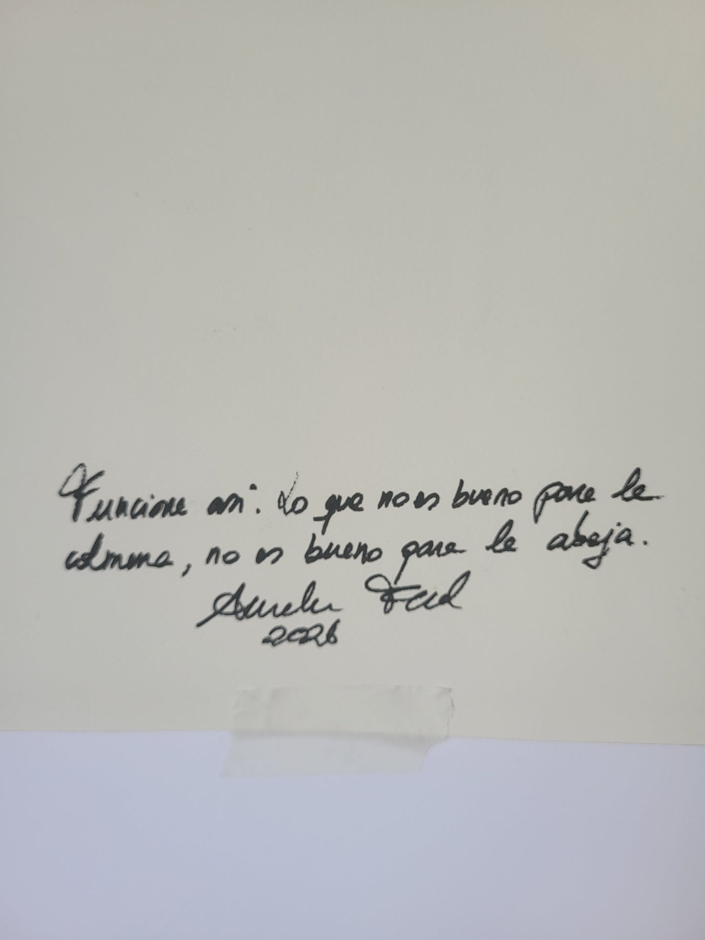 Funciona así. Lo que no es bueno para la colmena, no es bueno para la abeja. Original