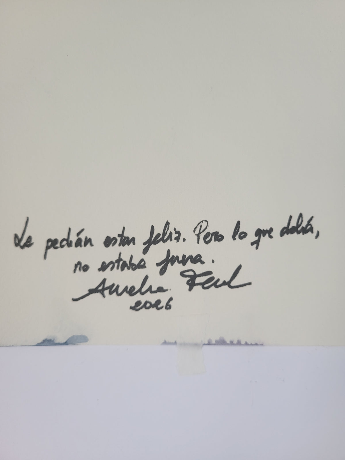 Le pedían estar feliz. Pero lo que dolía, no estaba fuera. Original.